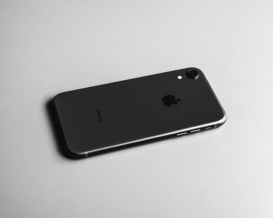 iPhoneXRを半年使った感想：買って後悔［デカすぎて使いづらい］